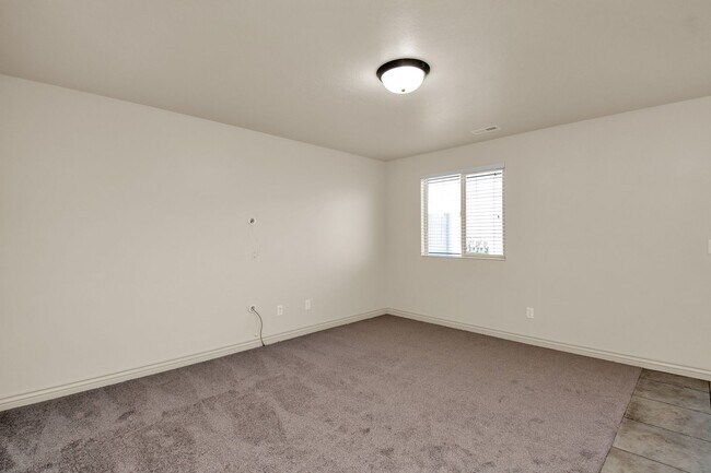 Building Photo - Beautiful 3 Bed, 2.5 Town Home in West Haven, Pet Friendly! Available NOW!