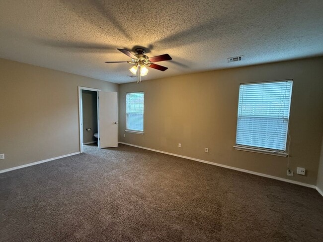 Building Photo - Collinsville 3/2 with new carpet!!