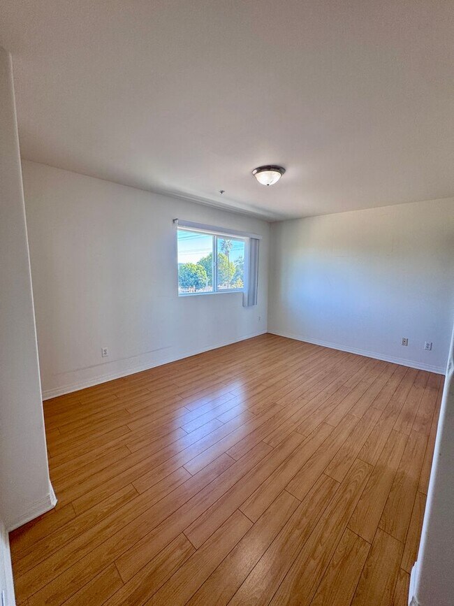 Building Photo - 3 Bedroom 2 Bath Penthouse condo in Van Nuys