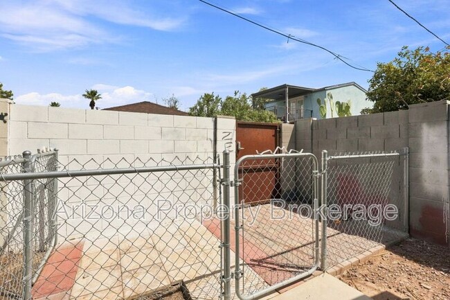 Building Photo - 1128 E Almeria Rd