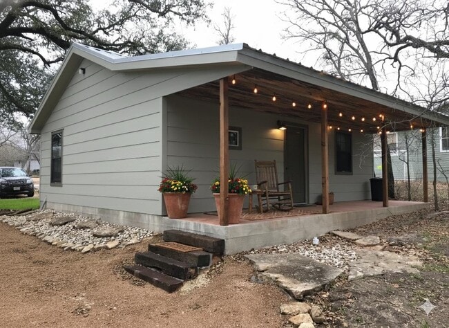 Building Photo - 601 Live Oak St