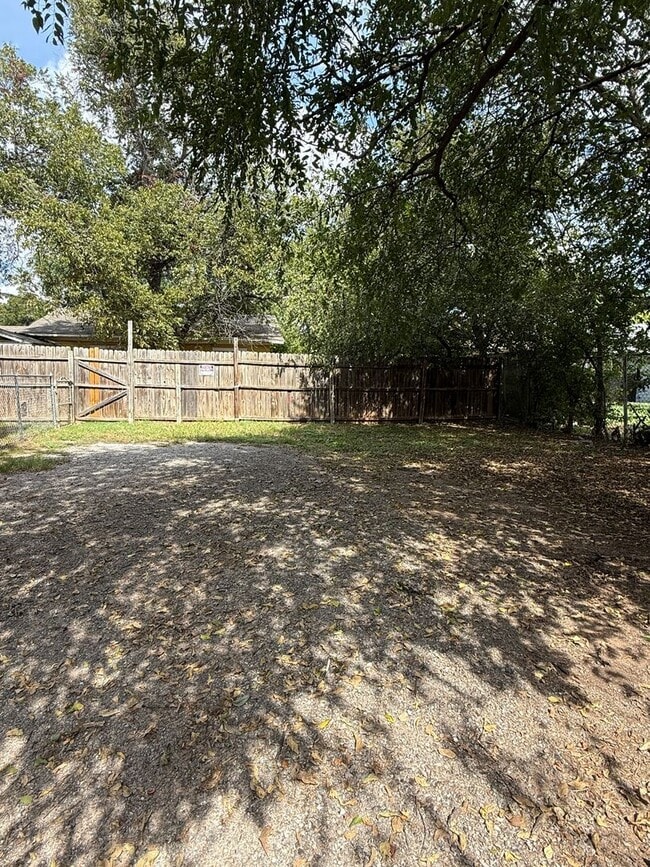 Building Photo - 1 Bedroom 1 Bath - Back House