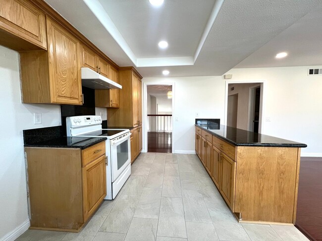 Building Photo - Large 3 bedroom townhome available in Buen...