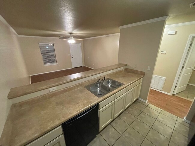 Building Photo - 2755 Oakview Rd