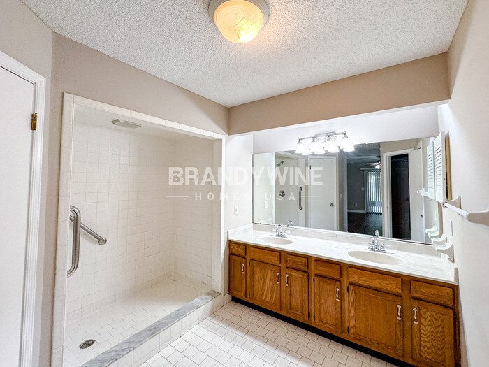 Building Photo - 14280 Falconhead Dr