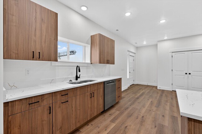 Building Photo - JR119L