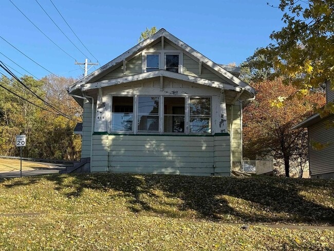 Building Photo - Charming 3-Bedroom Home with Enclosed Porch and Basement!