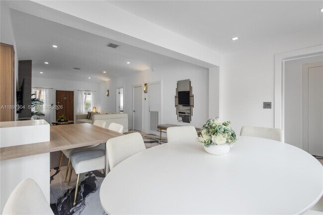 Building Photo - 1544 Michigan Ave