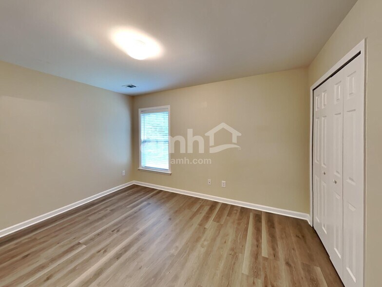 Building Photo - 295 Springs Xing