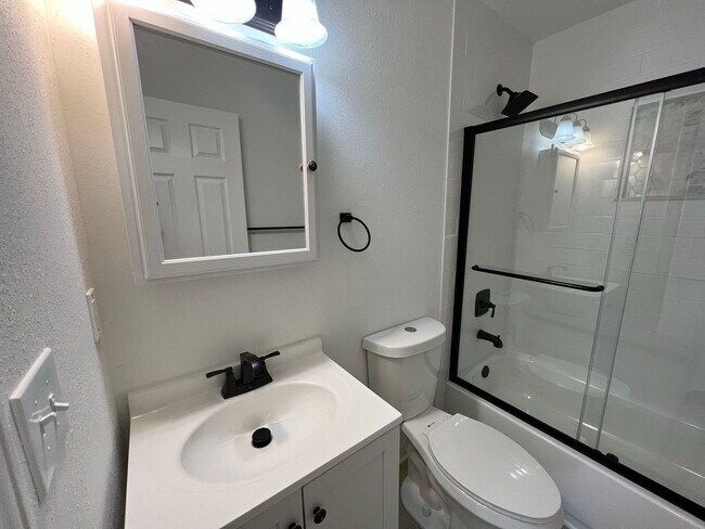 Building Photo - Coming Soon in Independence – Updated 3-Bedroom Duplex with 1-Car Garage