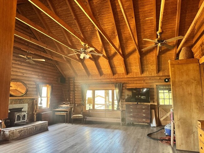 Building Photo - Log Cabin in Oconee on a 1.357 acre neighborhood wooded lot!