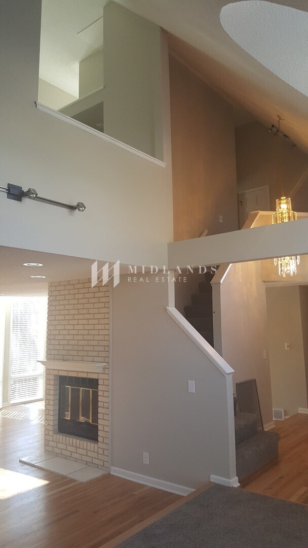 Building Photo - Stunning Updated Rockbrook Home