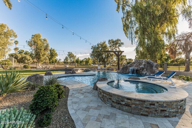 Building Photo - 5821 E Cactus Rd