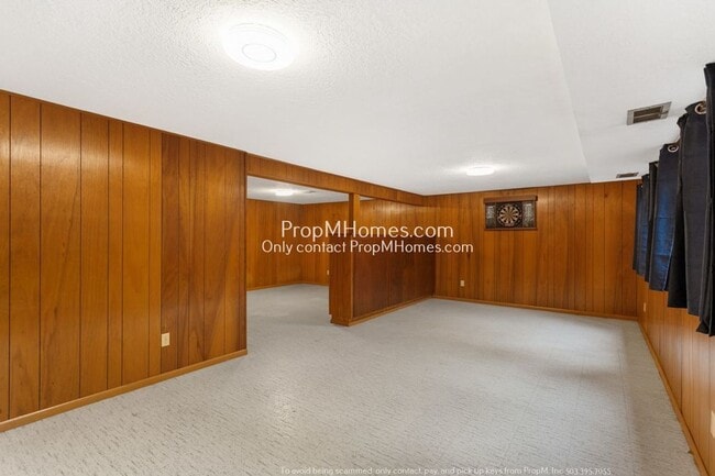 Building Photo - Spacious Elegance: A Four-Bedroom Retreat in the Heart of Palisades!