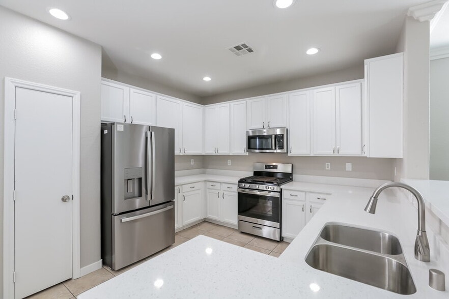 Building Photo - 724 Beechwheat Way