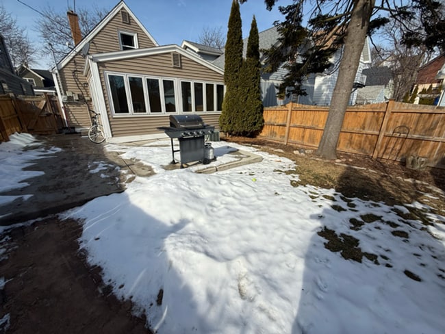 Building Photo - 3-Bedroom Home Just Steps from Lake Michigan! Prime location!