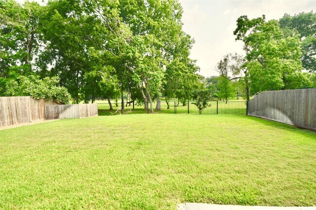 Building Photo - 10403 Village Lake Dr