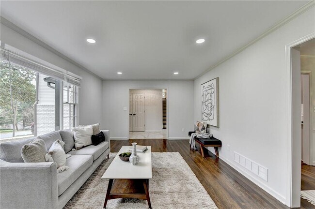 Building Photo - 1450 Cedarhurst Dr