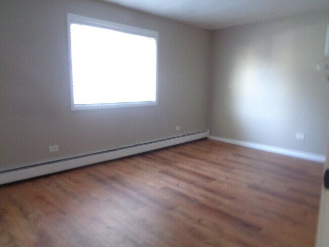 Building Photo - 10611 Parkside Ave