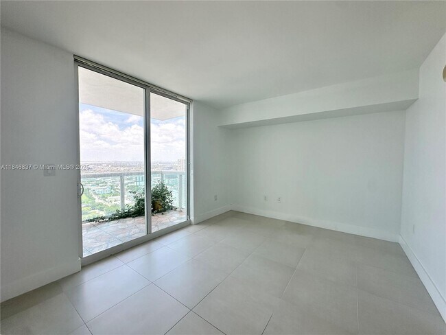 Building Photo - 1800 N Bayshore Dr