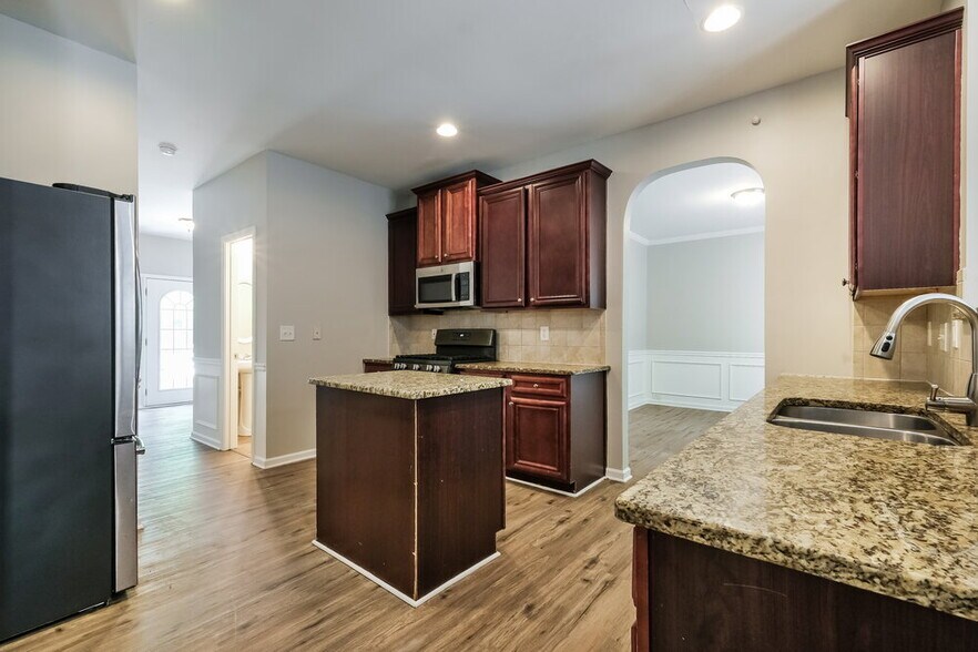 Building Photo - 4940 Hopewell Manor Dr