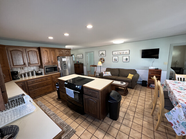 Kitchen/dining area - 32 Campton St