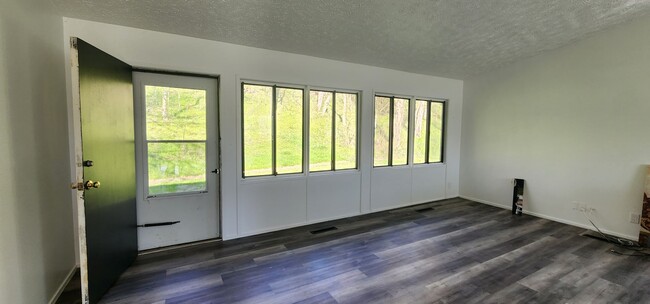 Building Photo - Finleyville 3 Bedroom 1.5 Bath Remodeled R...