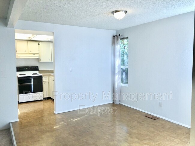 Building Photo - 10930 NE 37th Pl