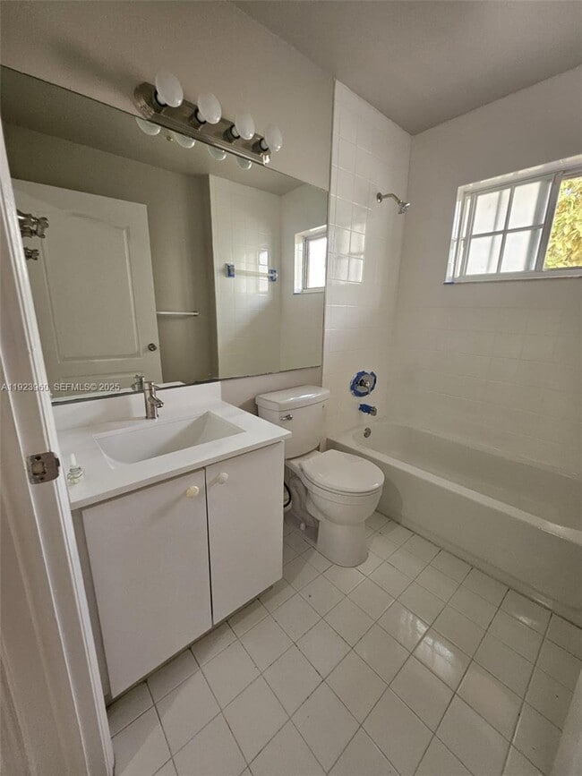 Building Photo - 2527 W 76th St