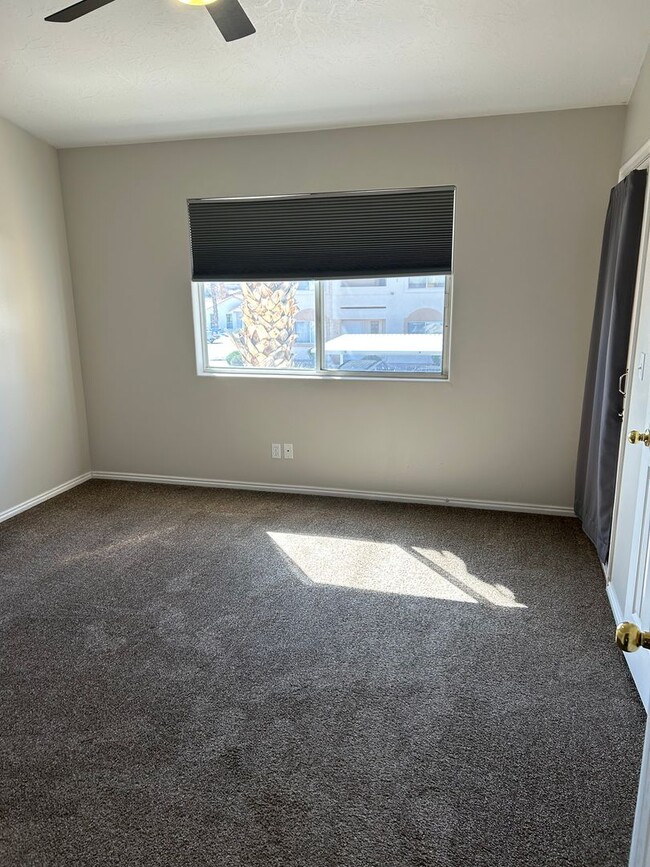 Building Photo - Aztec Circle Townhome, 2 bedroom 2.5 bath,...