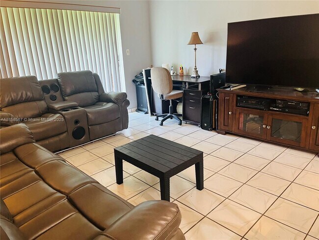 Building Photo - 950 Hillcrest Dr