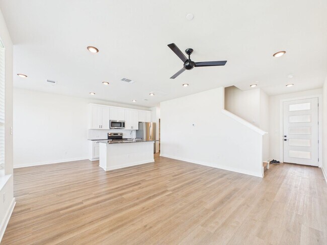 Building Photo - Great Townhouse with private yard