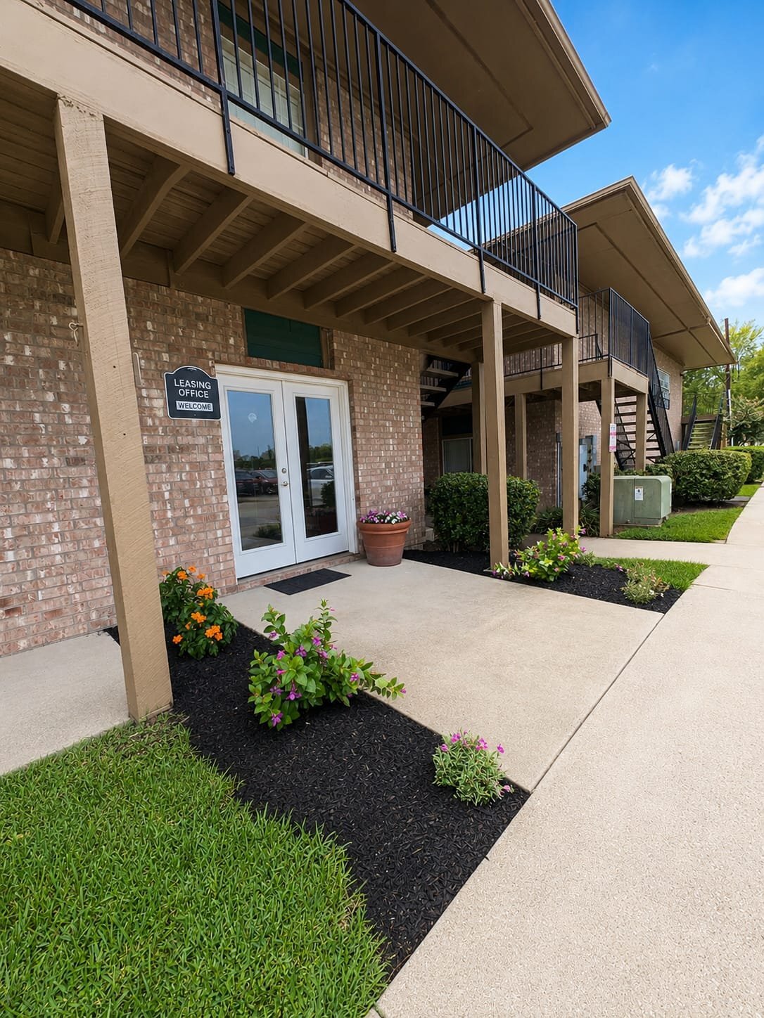 Building Photo - 811 Cloyd Dr