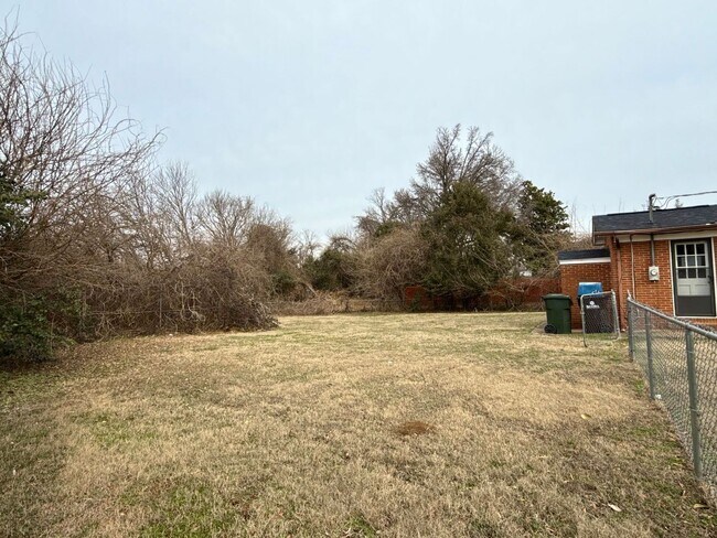 Building Photo - 2 Bedroom, 1 Bathroom Home