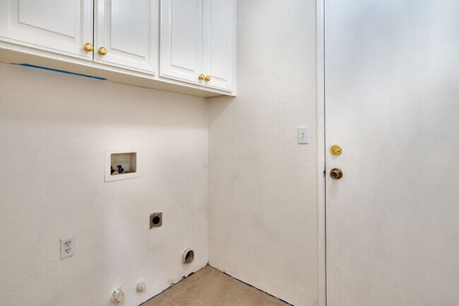 Building Photo - Spacious 4-Bedroom Home, Beautifully Maint...