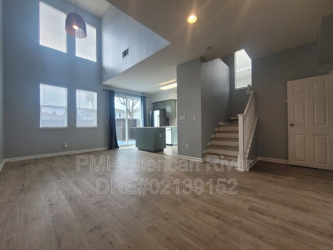 Building Photo - 569 Loch Lomond Way