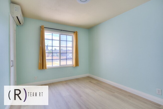 Building Photo - Contemporary Newly Renovated 3 Bedroom 2 Bathroom Residence