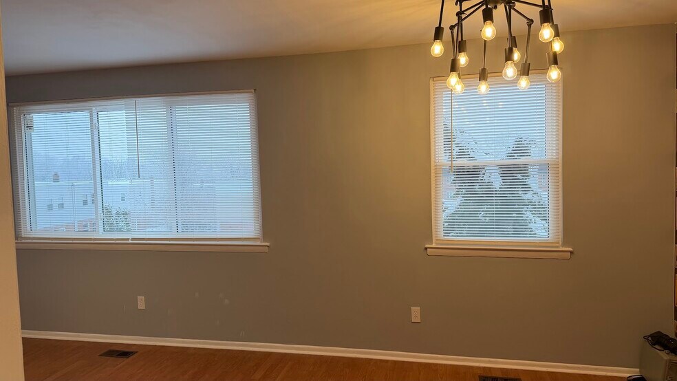Living room/dining area - 10923 Nandina Ct