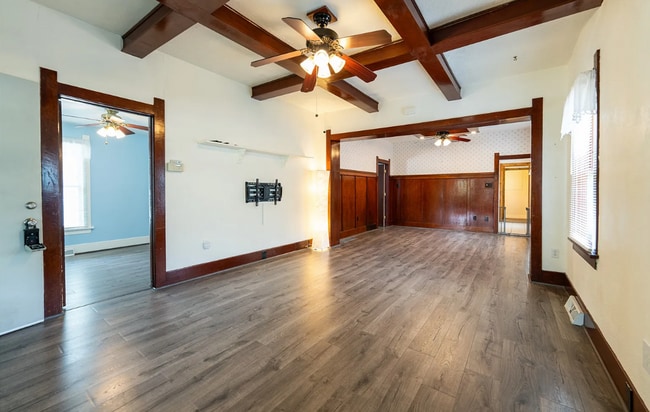 Building Photo - Large Beautiful Home