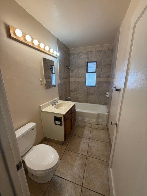 Building Photo - Town Home For rent