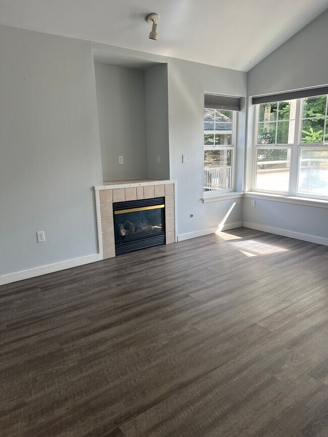 Building Photo - Top Floor! Vaulted Ceilings, Fireplace, LV...