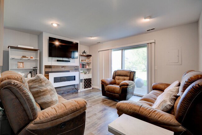 Building Photo - 132 Regency Dr