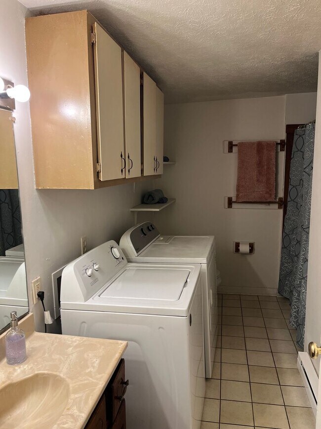 Building Photo - 233 S 4th St