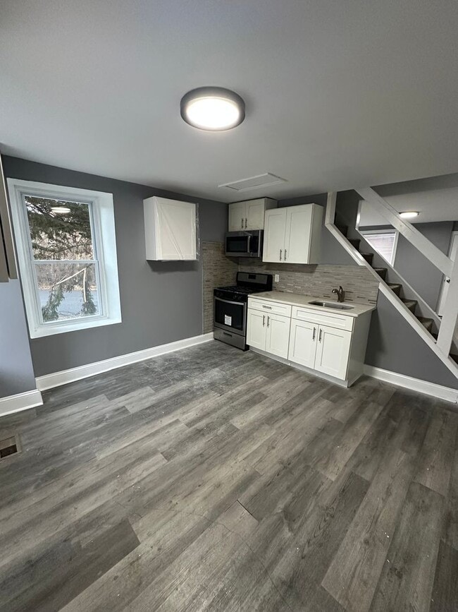 Building Photo - Newly renovated 2 bedroom