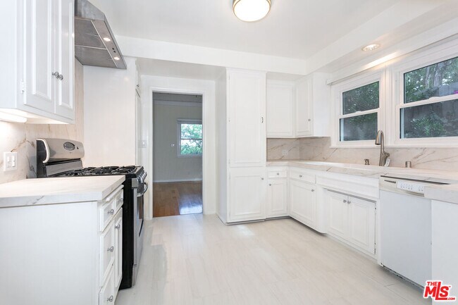 Building Photo - 2536 Roscomare Rd