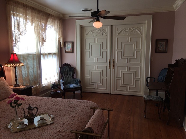 UPSTAIRS MASTER QUEEN SIZE - 400 Millaudon St