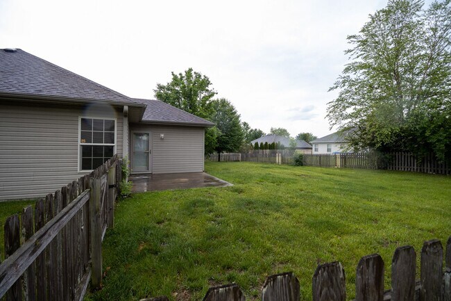 Building Photo - Stunning 3Bed/2BA Home with Dual Living Spaces/Garage