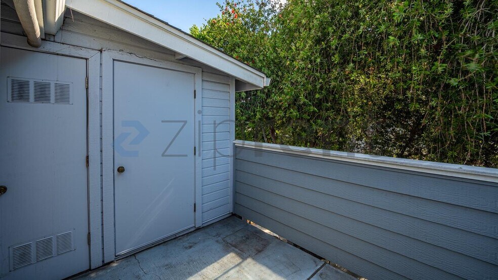 Building Photo - Unit