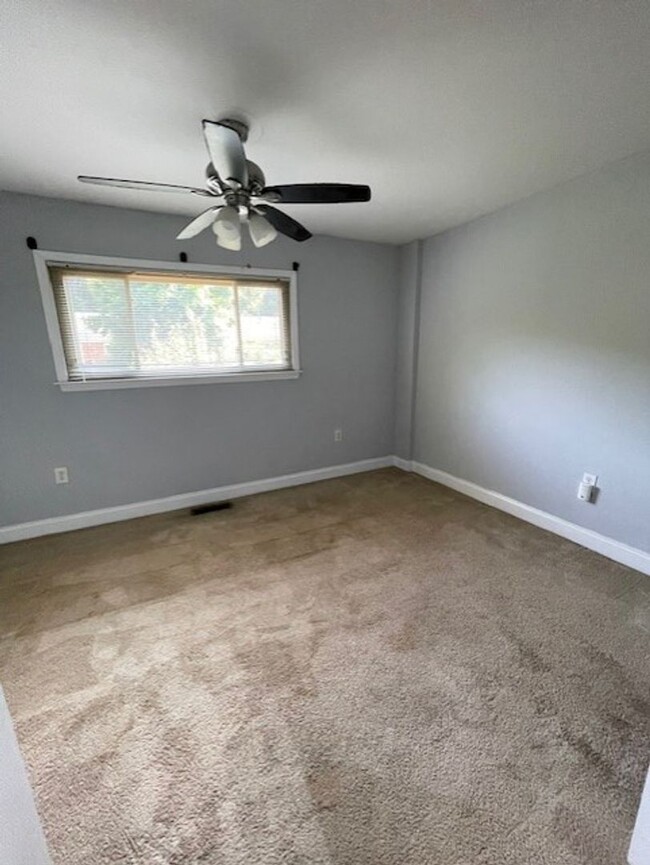 Building Photo - Must see this adorable 2 bedroom 1.5 bath ...