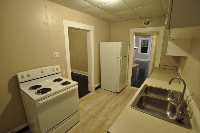 Building Photo - Updated Apartment in the Heart of Beaver F...